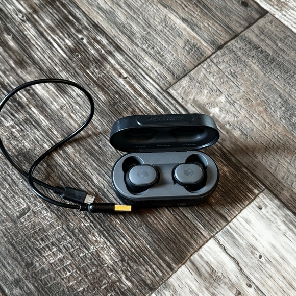 Skullcandy bluetooth wireless head phones. - Picture 1 of 5
